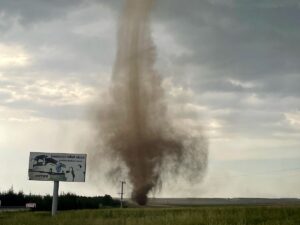 ESKİŞEHİR (AA) – Eskişehir'in Odunpazarı ilçesinde çıkan hortum, AA kamerasına