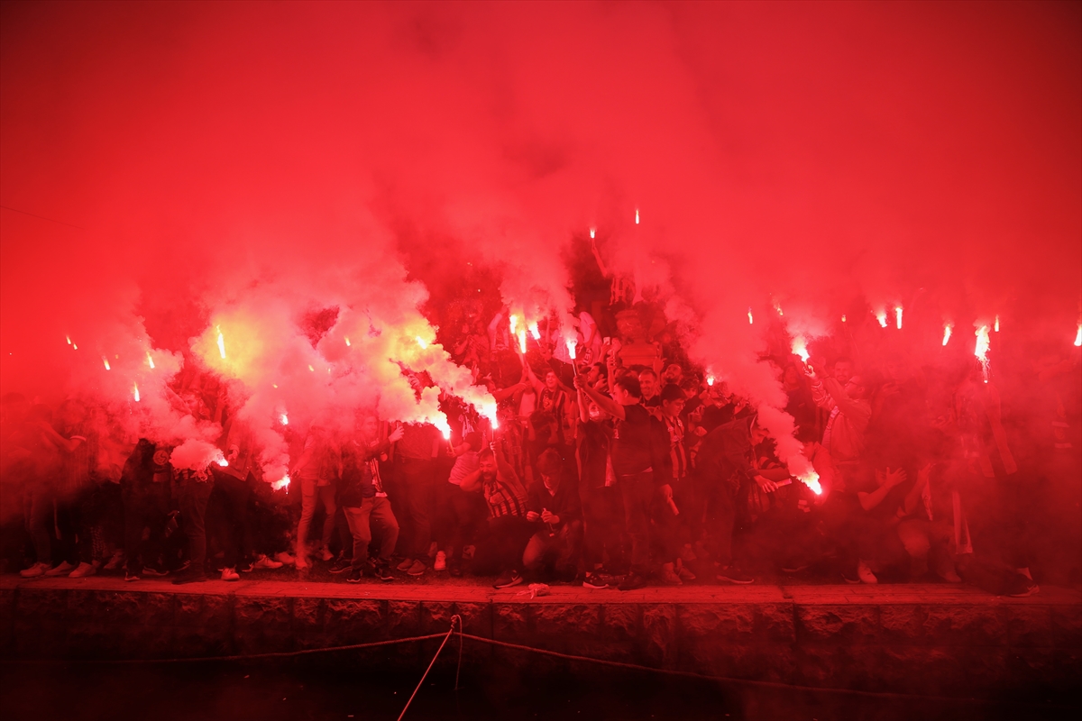 Eskişehirspor'un kuruluş yıl dönümünde meşaleli kutlama