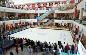 İSTANBUL (AA) – Eyüpsultan Belediyesi tarafından yapımı gerçekleştirilen buz pisti