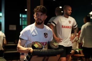 - Antrenmana yeni transferler Ömürcan Artan ve Veliu da katıldı