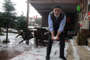 SİVAS (AA) – Sivas'ın Hafik ilçesinde etkili olan dolu nedeniyle