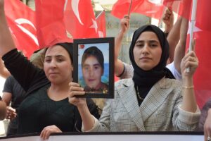 HAKKARİ (AA) – Hakkari'de çocuklarının dağa kaçırılmasından HDP'yi sorumlu tutan