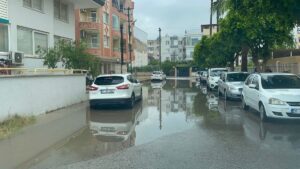 HATAY (AA) – Hatay'ın İskenderun ilçesinde sağanak nedeniyle cadde ve