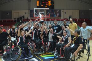 - Beşiktaş, Galatasaray Tunç Holding'i 69-62 yenerek ligi üçüncü tamamladı