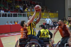 - Galatasaray Tunç Holding, play-off yarı final ilk maçında Fenerbahçe'yi