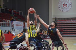 - Play-off yarı final üçüncü maçında Galatasaray Tunç Holding'i 63-55