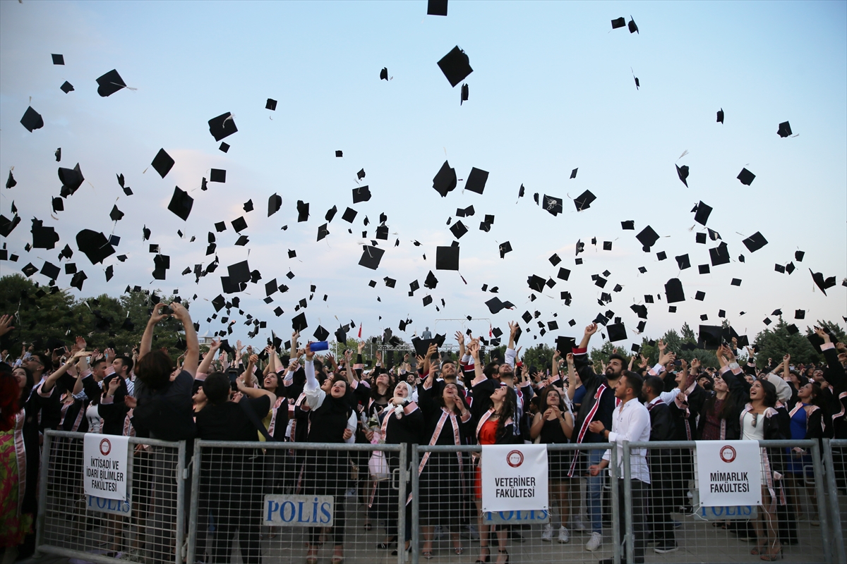 HMKÜ'de 3 bin 100 öğrenci mezun oldu