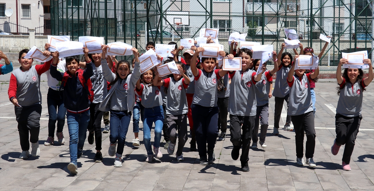 İç Anadolu'daki okullarda karne heyecanı yaşandı