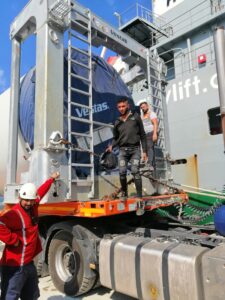 İZMİR (AA) – İzmir Limanı'nda ihracat yükü olarak bekleyen rüzgar