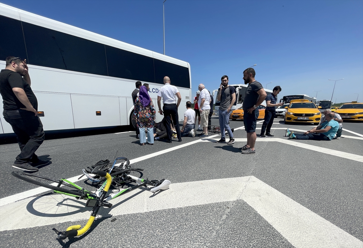 İstanbul'da kaza geçiren bisikletliye yoldan geçen doktor ve hemşire  müdahale etti