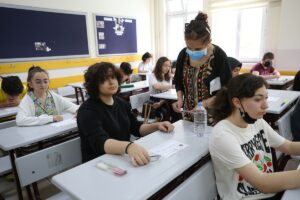 - Kentte 211 bin 495 öğrenci sınava girerken, velilerin okul