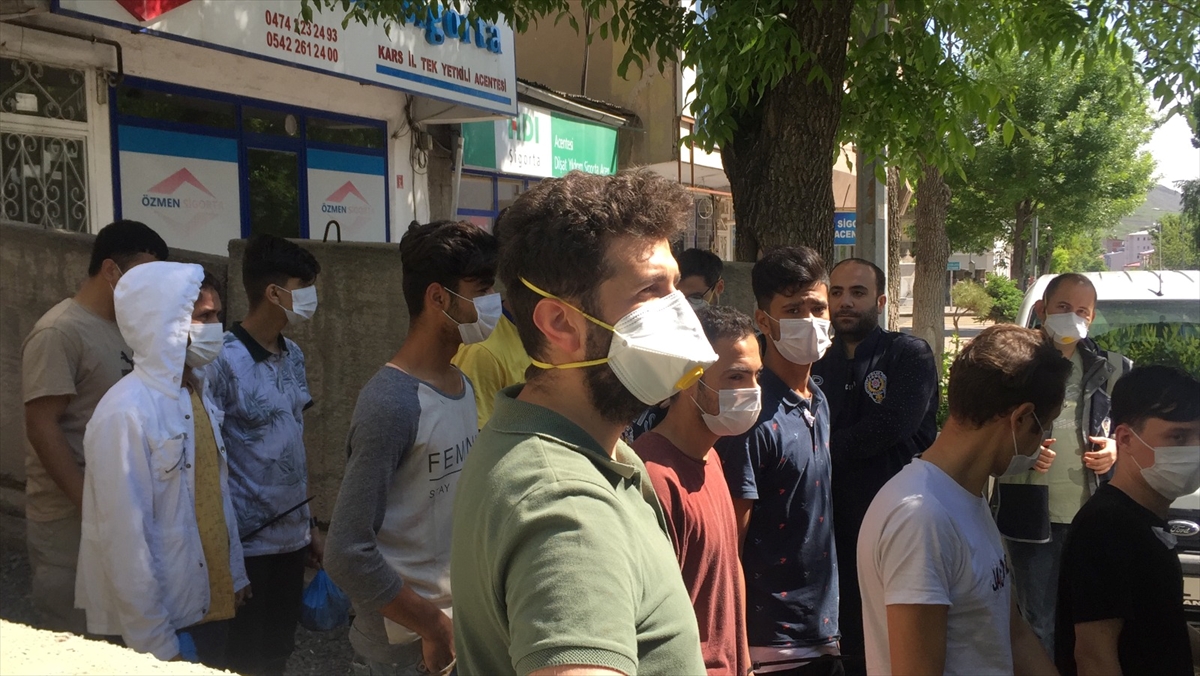 İstanbul'dan Kars'a getirilen 74 düzensiz göçmen, sınır dışı edilmek üzere Erzurum'a gönderildi