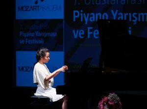 İZMİR (AA) – İzmir'de, Mozart Akademi tarafından bu yıl 7'ncisi