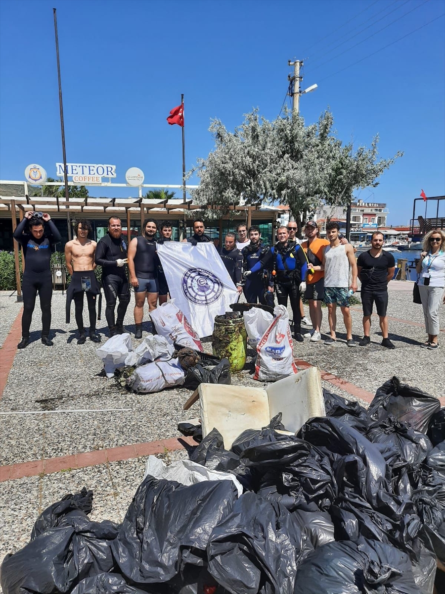 İzmir'de kıyı ve deniz temizliğinde 40 dakikada 400 kilogram atık toplandı