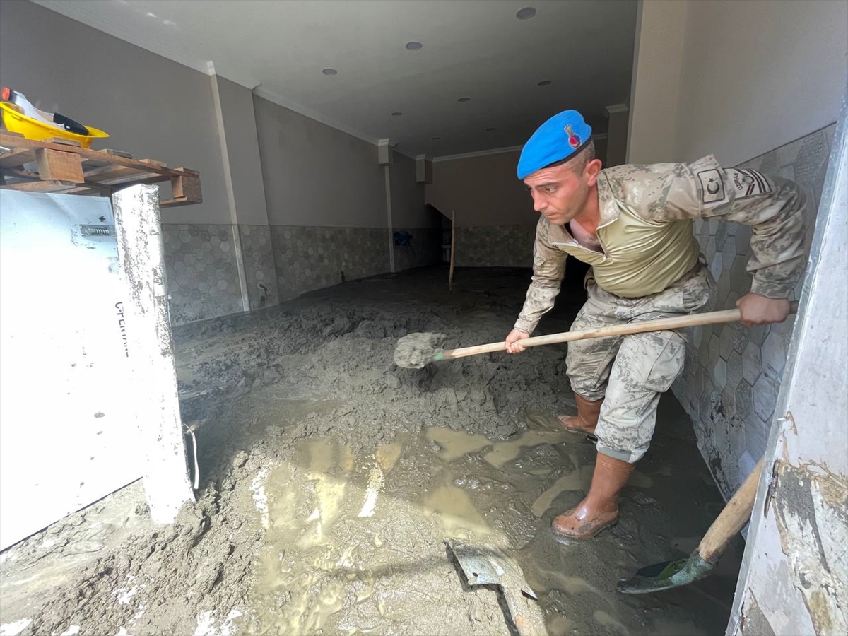 Jandarma Bozkurt'taki selin yaralarını sarmak için yeniden sahada