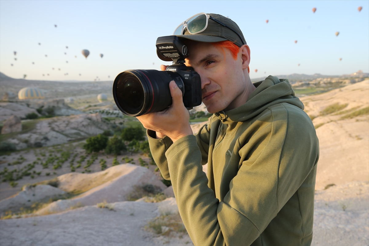 Kapadokya'da yaşayan Ukraynalı fotoğrafçı turistlerin mutlu anlarını ölümsüzleştiriyor