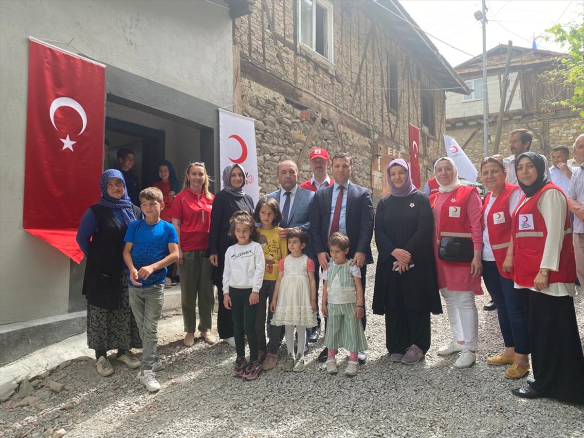 Karabük'te 8 çocuklu aile yeni evlerine Türk Kızılay aracılığıyla kavuştu