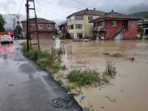 KARABÜK (AA) – Karabük merkeziyle Ovacık ve Eskipazar ilçelerinde sağanak,