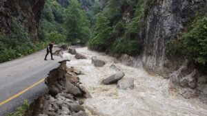 KARABÜK (AA) – Karabük'te sağanağın ardından meydana gelen selin yol