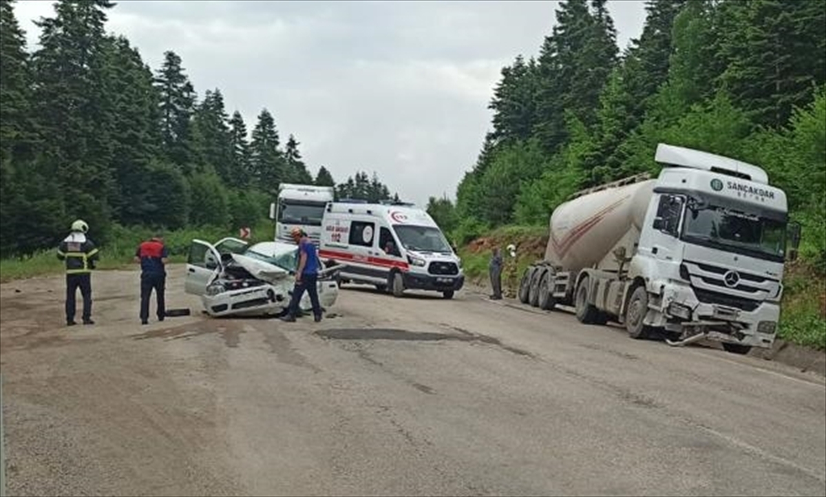 Karabük'te tırla otomobilin çarpıştığı kazada 2 kişi yaralandı