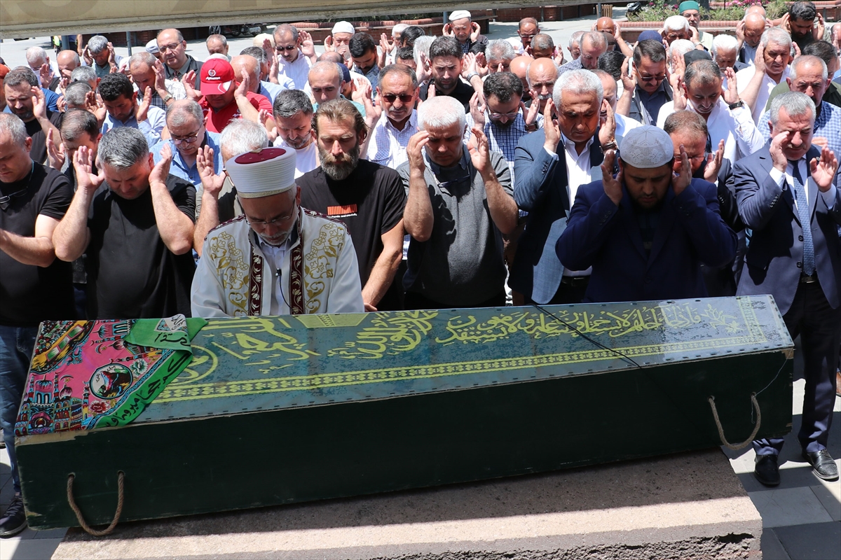 Kastamonu Müftüsü Bilgiç, vefat eden annesinin cenaze namazını kıldırdı