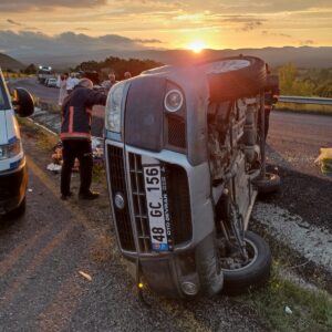 KASTAMONU (AA) – Kastamonu'nun Araç ilçesinde hafif ticari aracın devrilmesi