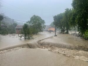 KASTAMONU (AA) – Kastamonu'nun İnebolu ve Bozkurt ilçelerinde sağanağın ardından