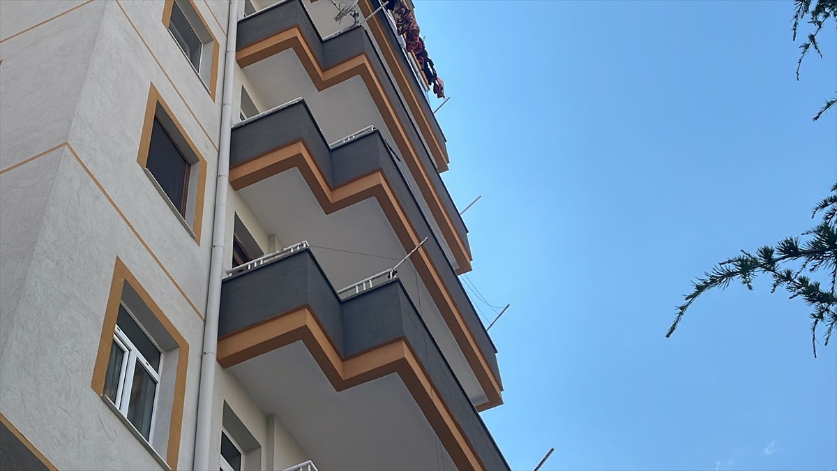 Kayseri'de altıncı kattan düşen 5 yaşındaki çocuk ağır yaralandı