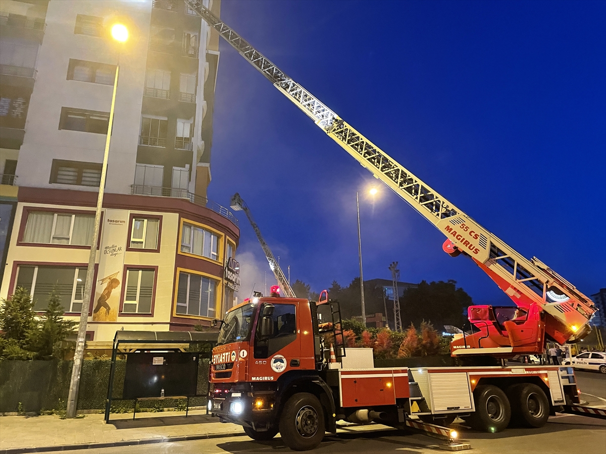 Kayseri'de apartmanda çıkan yangında mahsur kalan vatandaşlar tahliye ediliyor