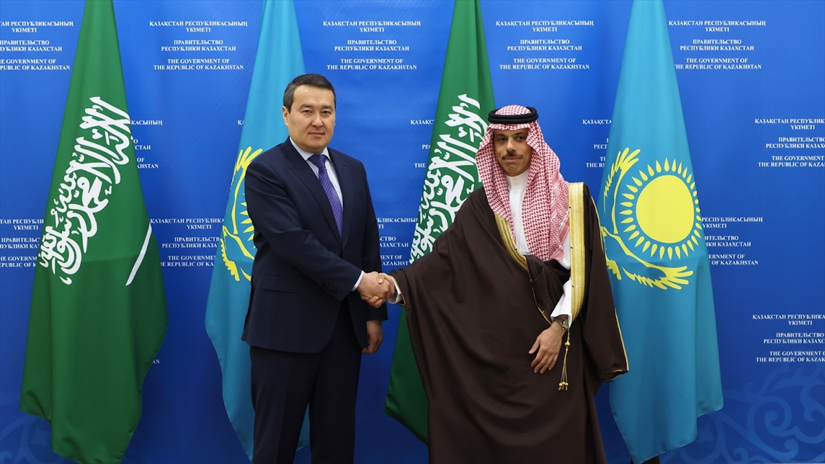 Kazakistan Cumhurbaşkanı Tokayev, Suudi Arabistan Dışişleri Bakanı Ferhan’ı kabul etti