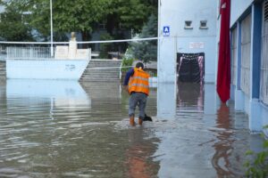 - Öğle saatlerinde etkisini gösteren kuvvetli yağış nedeniyle bazı okul
