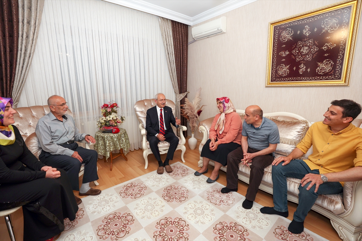 Kılıçdaroğlu, CHP Gençlik Kolları Genel Başkanı Killik'in ailesini ziyaret etti