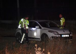 KIRIKKALE (AA) – Kırıkkale'de "dur" ihtarına uymayan sürücünün otomobiliyle çarptığı