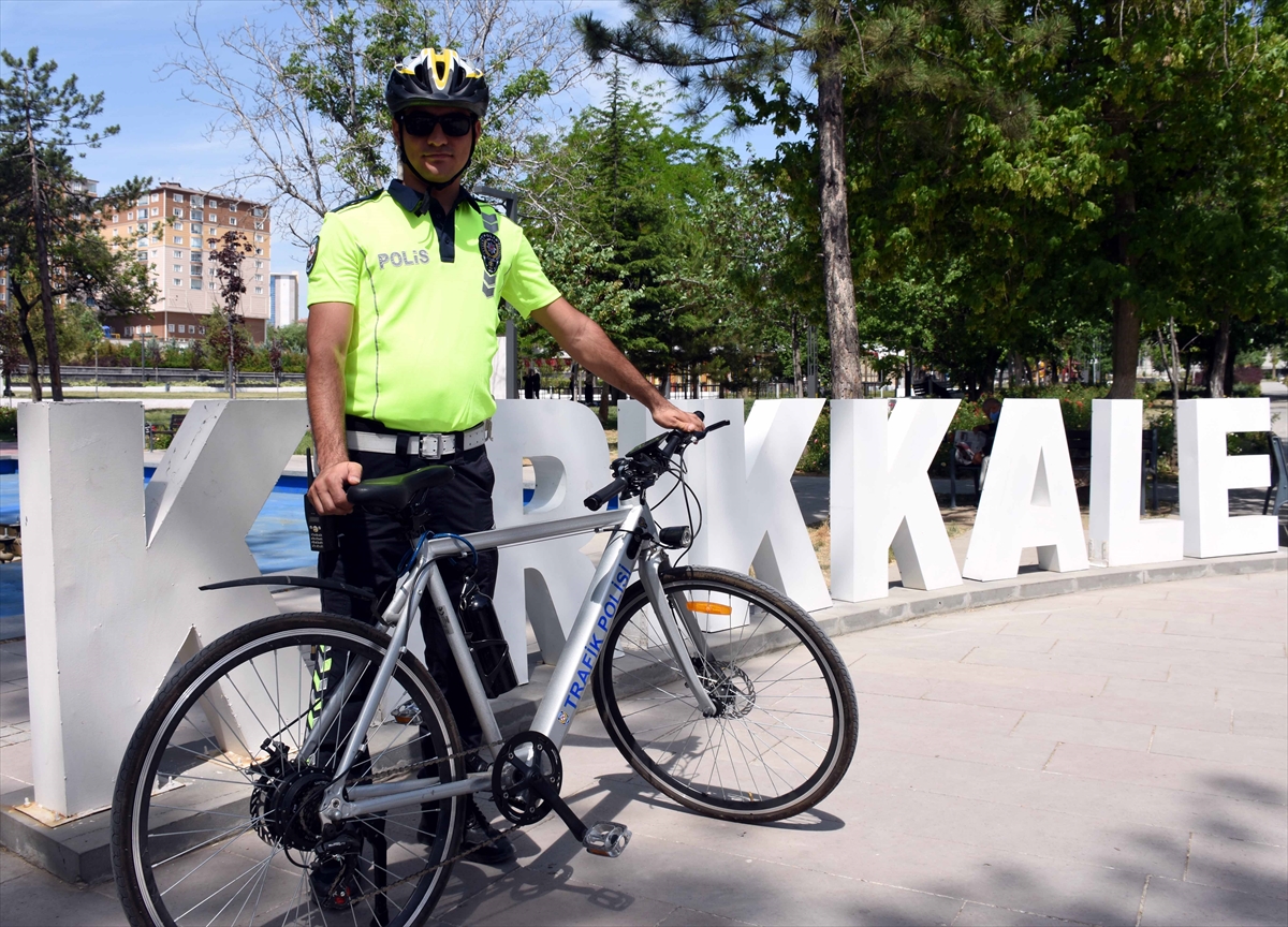 Kırıkkale'nin tek “bisikletli trafik polisi” farkındalık için pedal çeviriyor