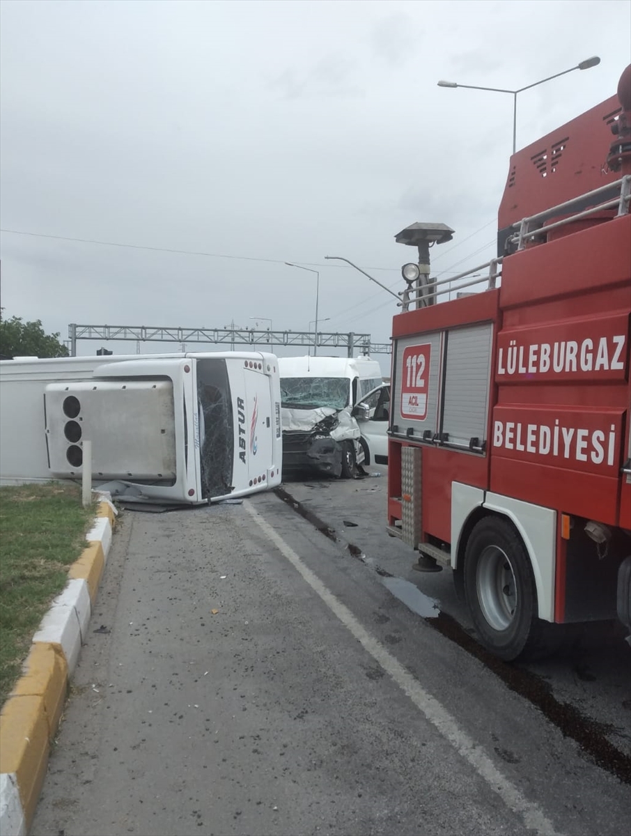 Kırklareli'nde fabrika işçilerini taşıyan minibüsle midibüs çarpıştı, 11 kişi yaralandı