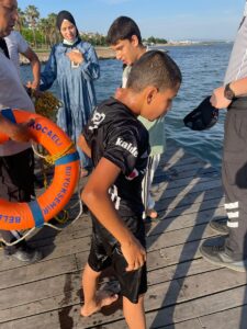 KOCAELİ (AA) – Kocaeli'nin İzmit ilçesinde balık tutarken iskeleden denize