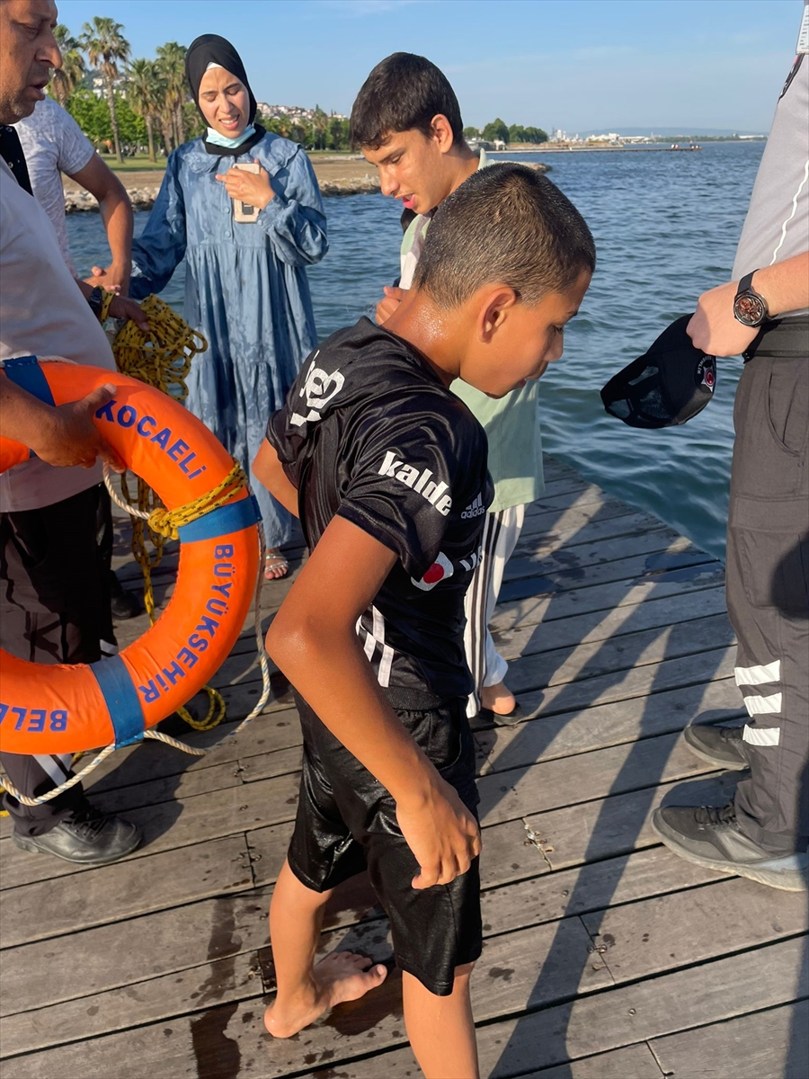 Kocaeli'de balık tutarken denize düşen çocuğu Suriyeli genç kurtardı