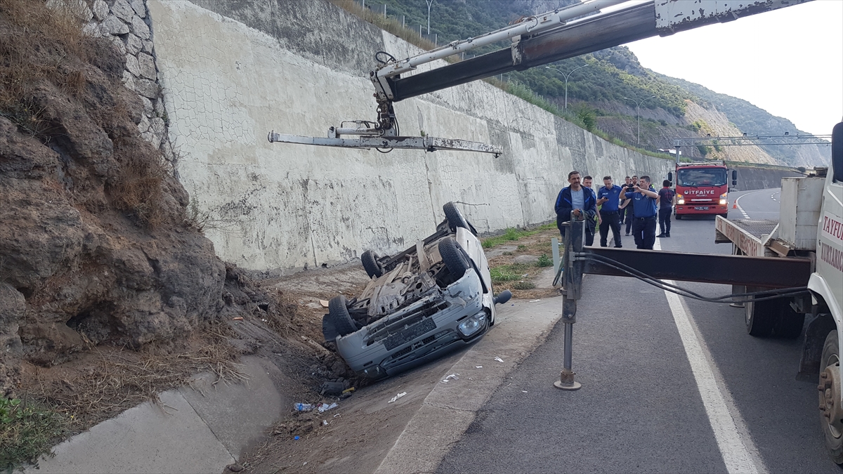 Kocaeli'de devrilen otomobildeki 6 kişi yaralandı