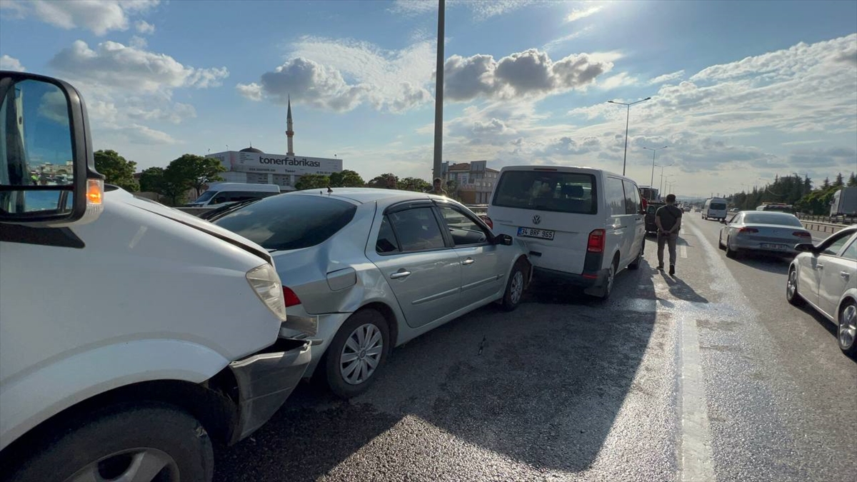 Kocaeli'de zincirleme trafik kazasında 6 kişi yaralandı