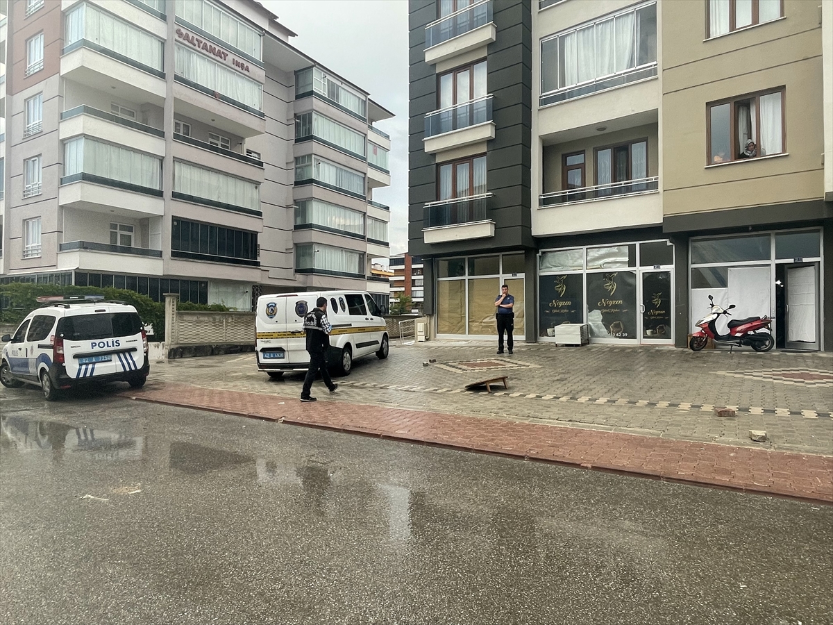 Konya'da bir dükkanın müşterisi, silahla dışarıdan açılan ateş sonucu yaralandı