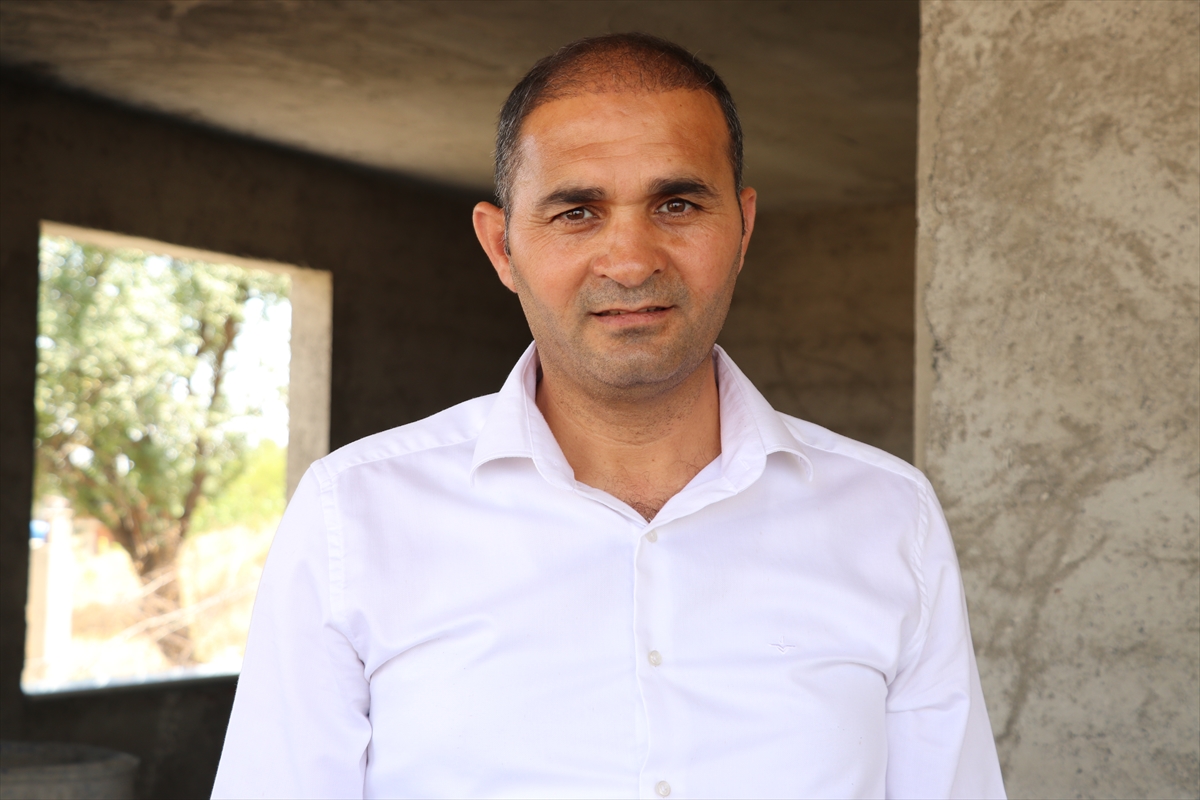 SİİRT (AA) – Siirt'te bir evin inşaatında köpek ve yeni