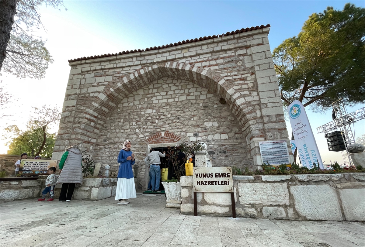 Kula'daki Yunus Emre Türbesi'ne her yıl binlerce ziyaretçi geliyor