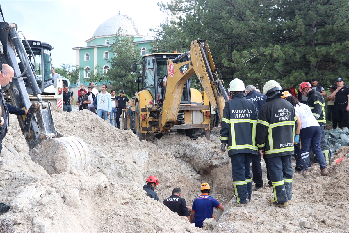 GÜNCELLEME – Kütahya'da kanalizasyon çalışmasında toprak altında kalan 2 işçiden biri öldü