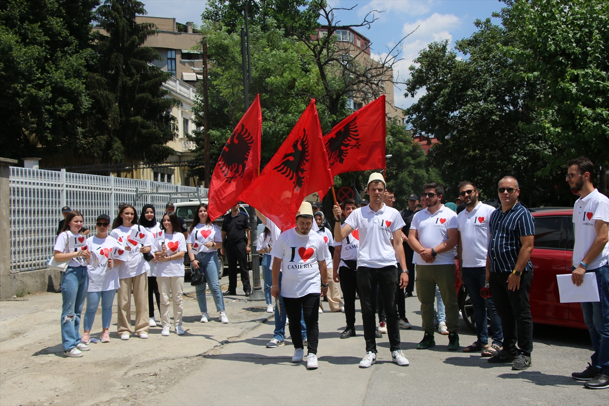 Kuzey Makedonya'daki Yunanistan Büyükelçiliği önünde “Çamerya gösterisi”