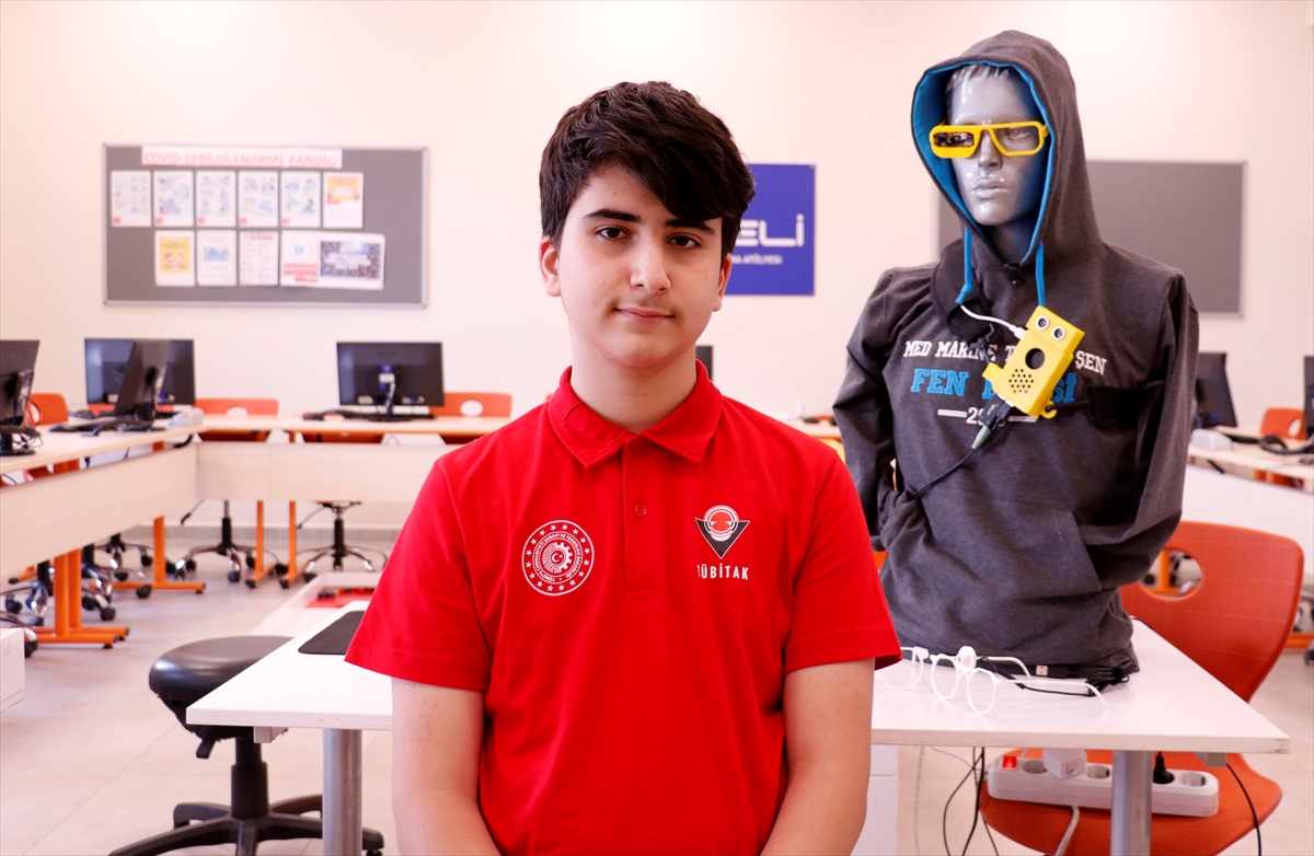 Lise öğrencileri görme engelliler için “akıllı gözlük” tasarladı