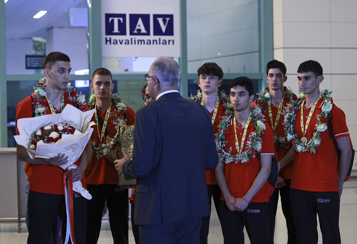 Liselerarası Dünya Şampiyonası'nda şampiyon olan TVF Spor Lisesi takımı yurda döndü