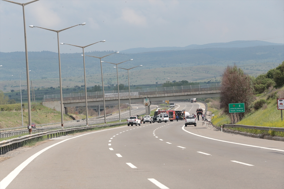 LPG yüklü tanker devrilen Anadolu Otoyolu'nun Bolu kesimi çift yönlü trafiğe kapatıldı