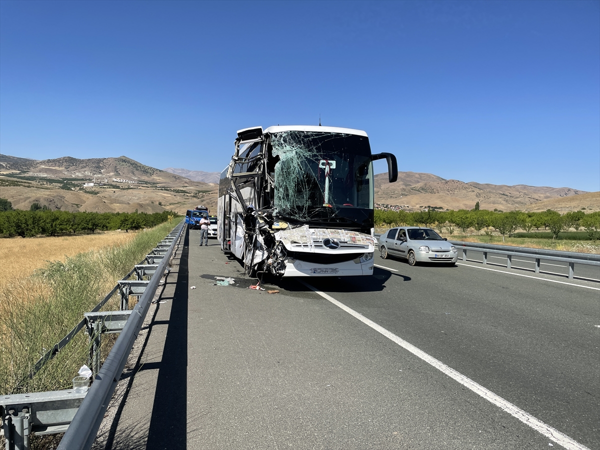 Malatya'da yolcu otobüsü ile kargo aracının çarpıştığı kazada 17 kişi yaralandı