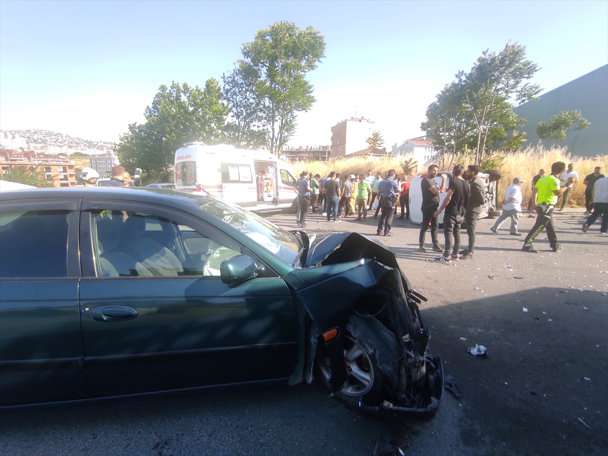 Maltepe'deki trafik kazasında 2 kişi yaralandı