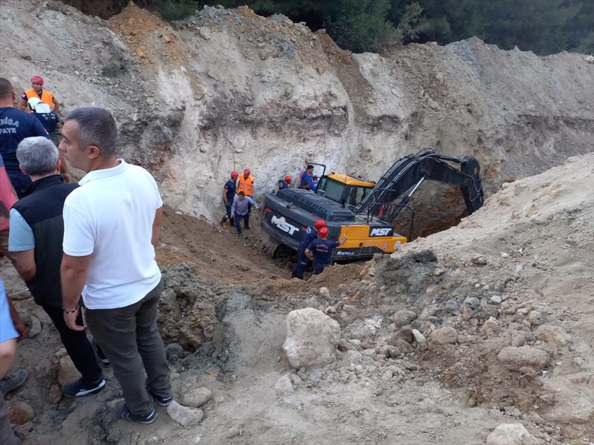 Manisa'da su iletim hattı kazı çalışmasında göçük meydana geldi